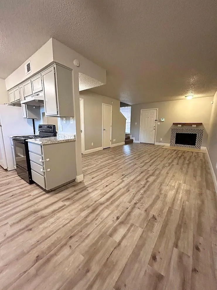 2 bed, 1.5 bath, 1015 sqft, $1,150 — Photo 3