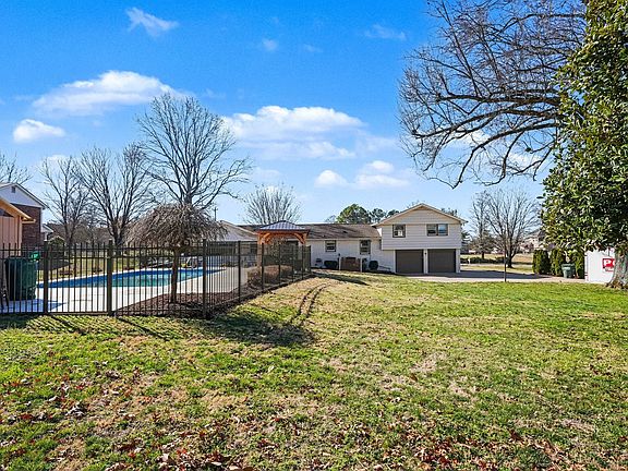 3rd image of 207 Montchanin Rd