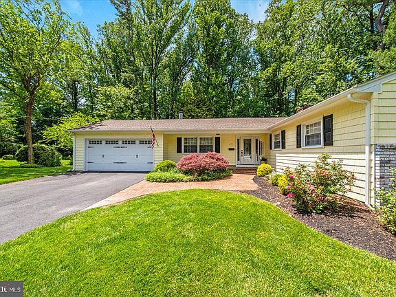 2nd image of 40 Pine Knoll Dr