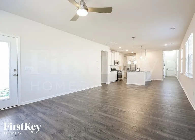534 Hillpark Ln — Photo 3