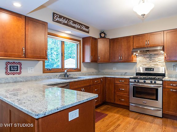 4th image of 588 Bristol Ln