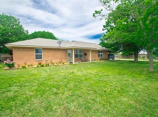 6042 Hawkeye Rd, Krum, TX 76249