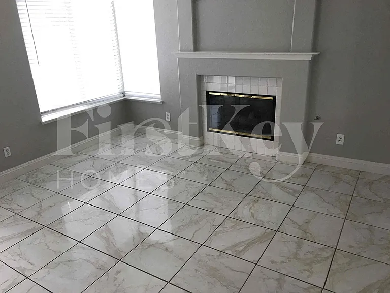 8041 Hilliard Ave — Photo 3