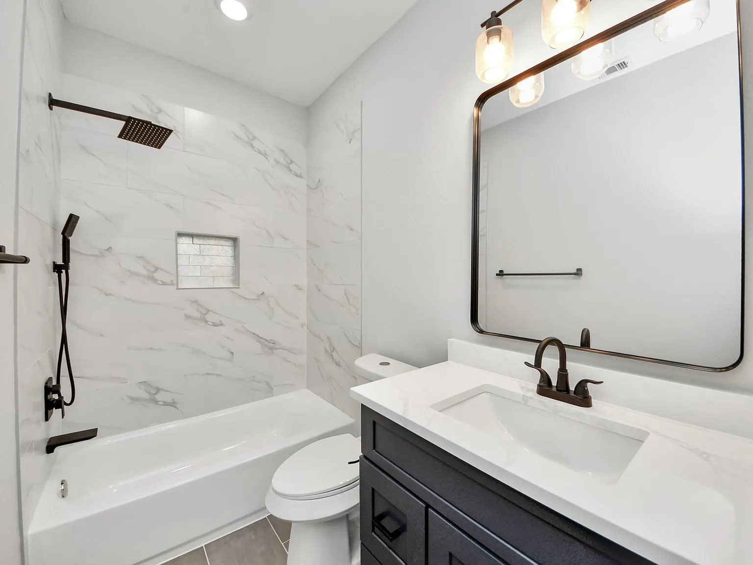 7 bed, 4.0 bath, 4700 sqft, $4,500 — Photo 4