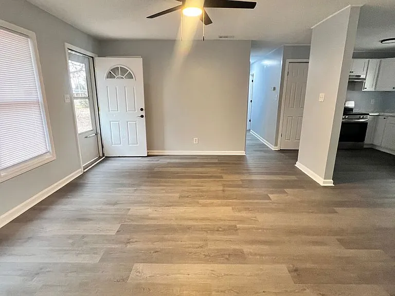 1329 Hunters Rd — Photo 10