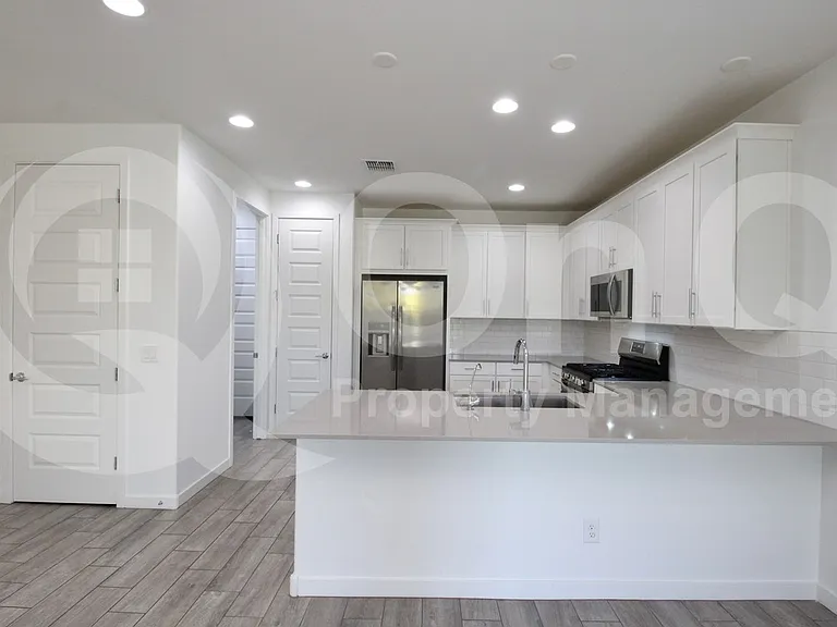 8923 W Solano Dr — Photo 2