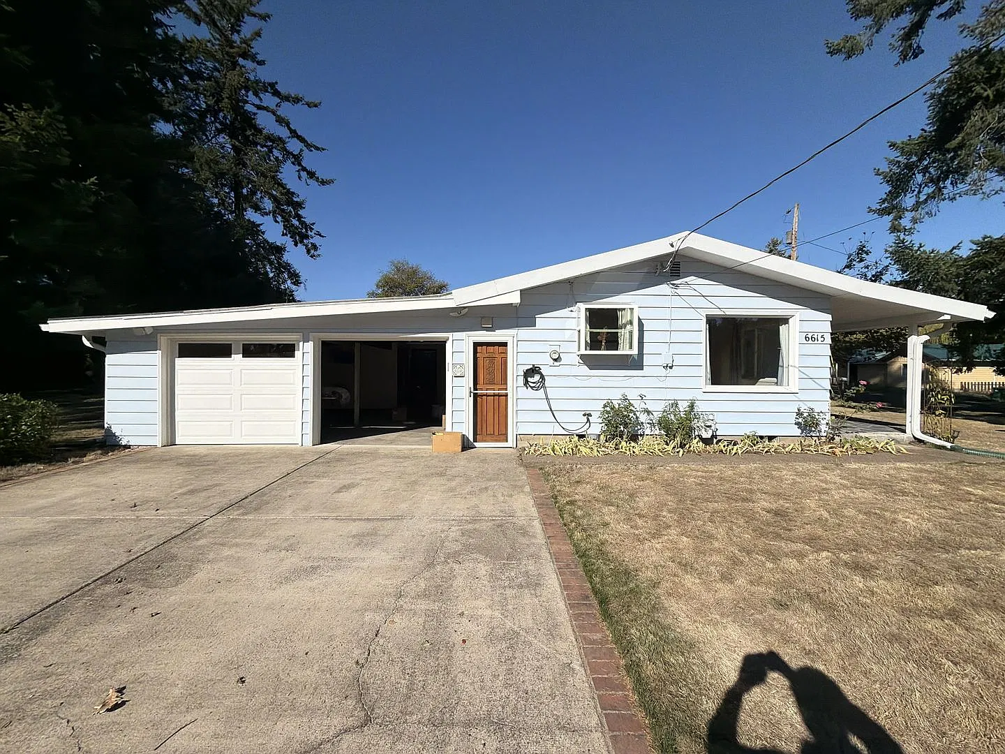 Spacious Southwest Portland 2 Bedroom Home with Hardwood Floors, Decorative Fireplace, Attached 2... — Photo 3