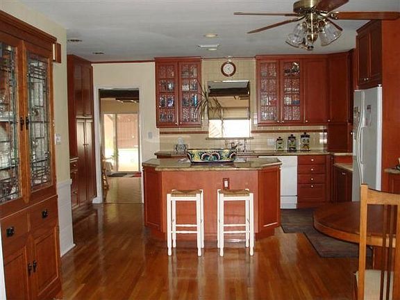4th image of 5706 Murietta Ave