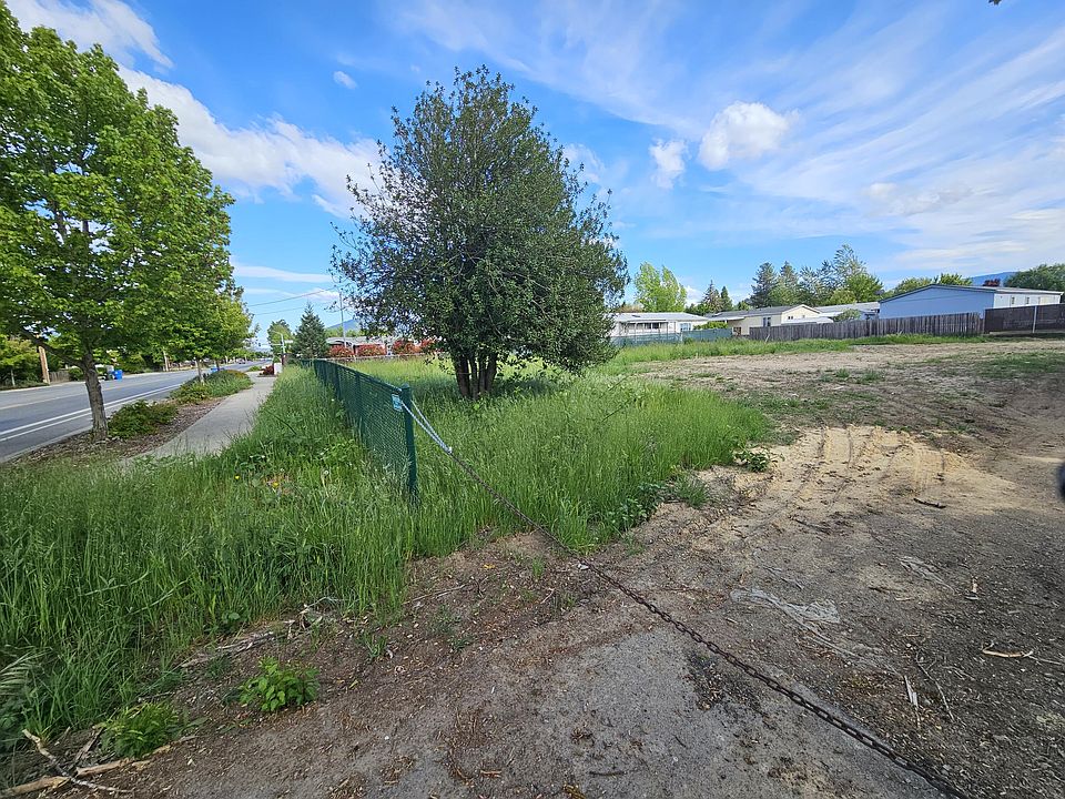 2nd image of 2587 Redwood Ave