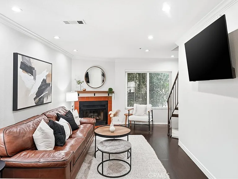 334 S Walnut Ave #D-11 — Photo 3