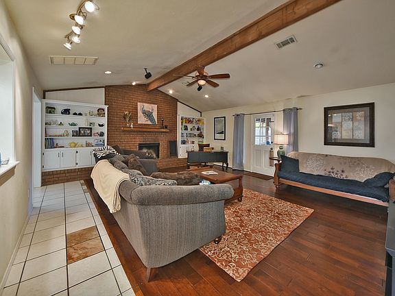 4th image of 2201 Summer Oak Dr
