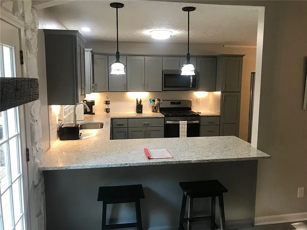 3 bed, 2.0 bath, 1454 sqft, $4,250 — Photo 3