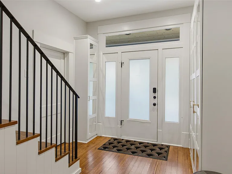 906 Willow St — Photo 2