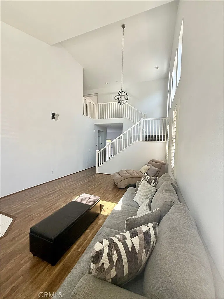 4 bed, 2.5 bath, 1922 sqft, $3,800 — Photo 3