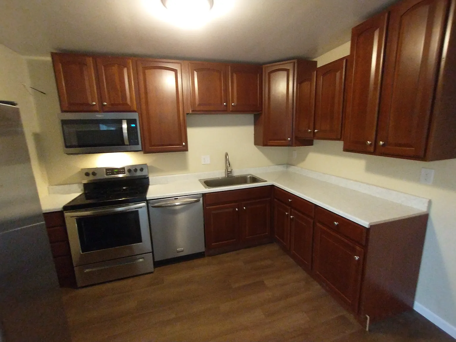3 bed, 1.5 bath, 1240 sqft, $1,600 — Photo 2
