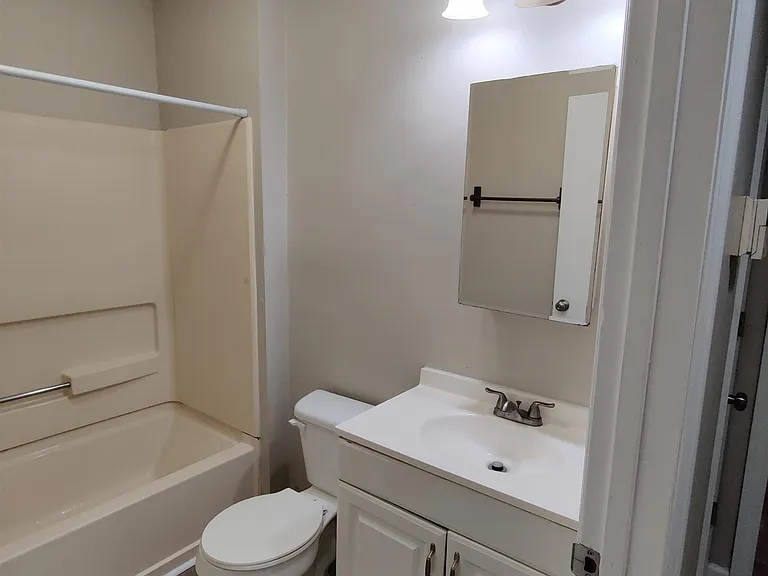 1416 Charlotte St #B — Photo 8