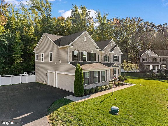 3rd image of 685 Loch Haven Rd