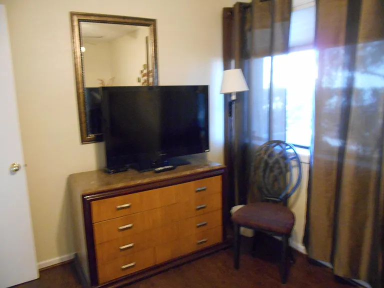 Guest room Dresser