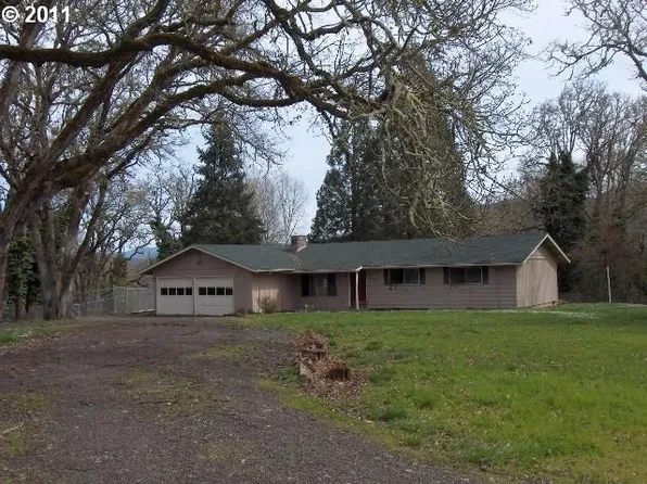 925 Charter Oaks Dr, Roseburg, OR 97471