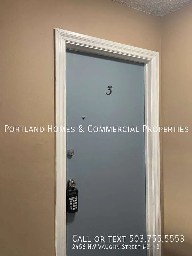 Spacious 3-Bedroom, 1.5-Bathroom Apartment in NW Portland — Photo 2
