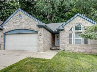 23041 Potomac Cir, Farmington Hills, MI 48335