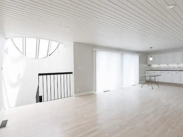 643 W Lakeshore Dr, Lincoln, NE 68528