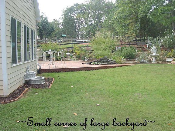 ~Large Back Yard backs to Horse Farm~