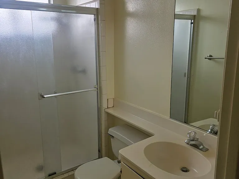 18601 Collins St #D7 — Photo 16