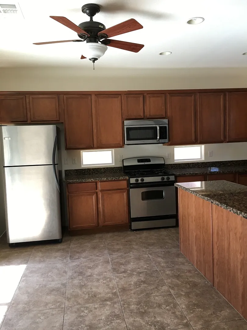 Beautiful 4 bedroom home in SW! — Photo 3