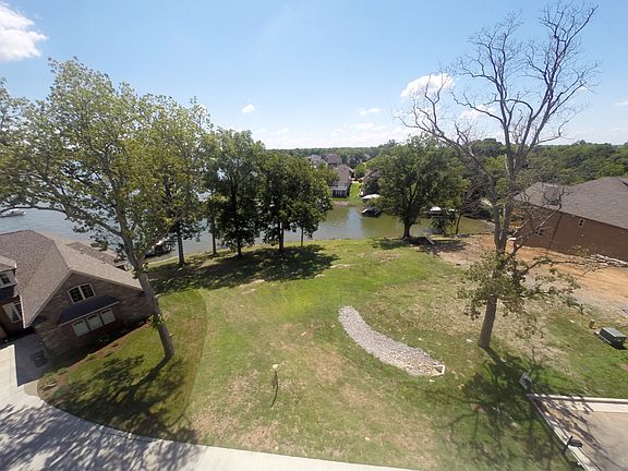 One mile to golf course