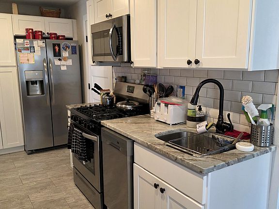 3rd image of 293 Spring St