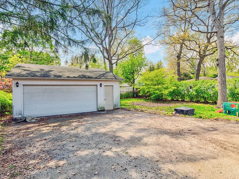 745 Greenview Pl — Photo 24