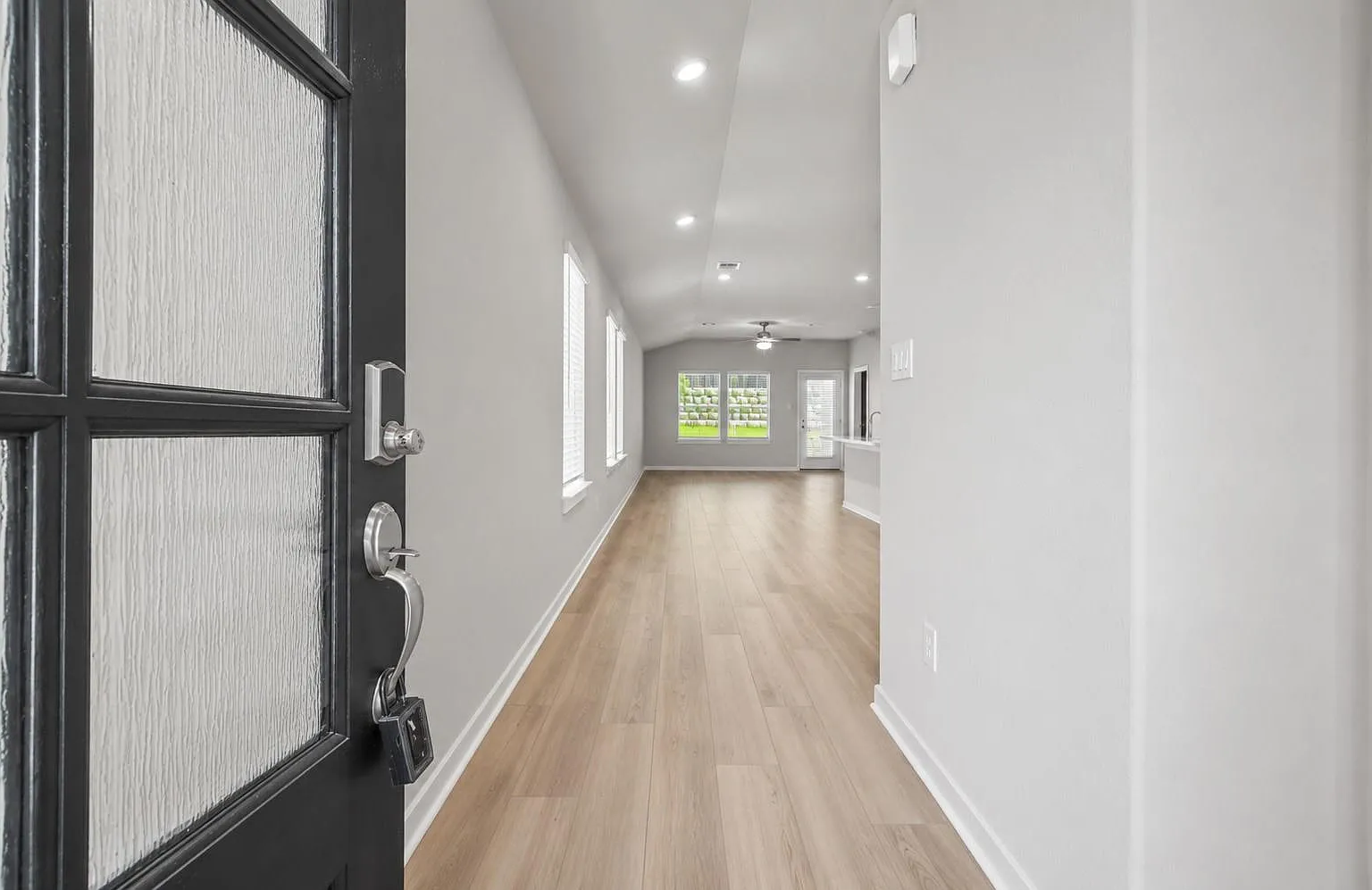 3 bed, 2.0 bath, 1449 sqft, $2,000 — Photo 2