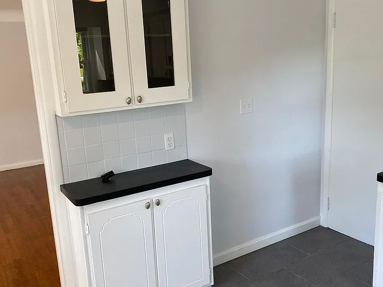 Kitchen Facing Living Room