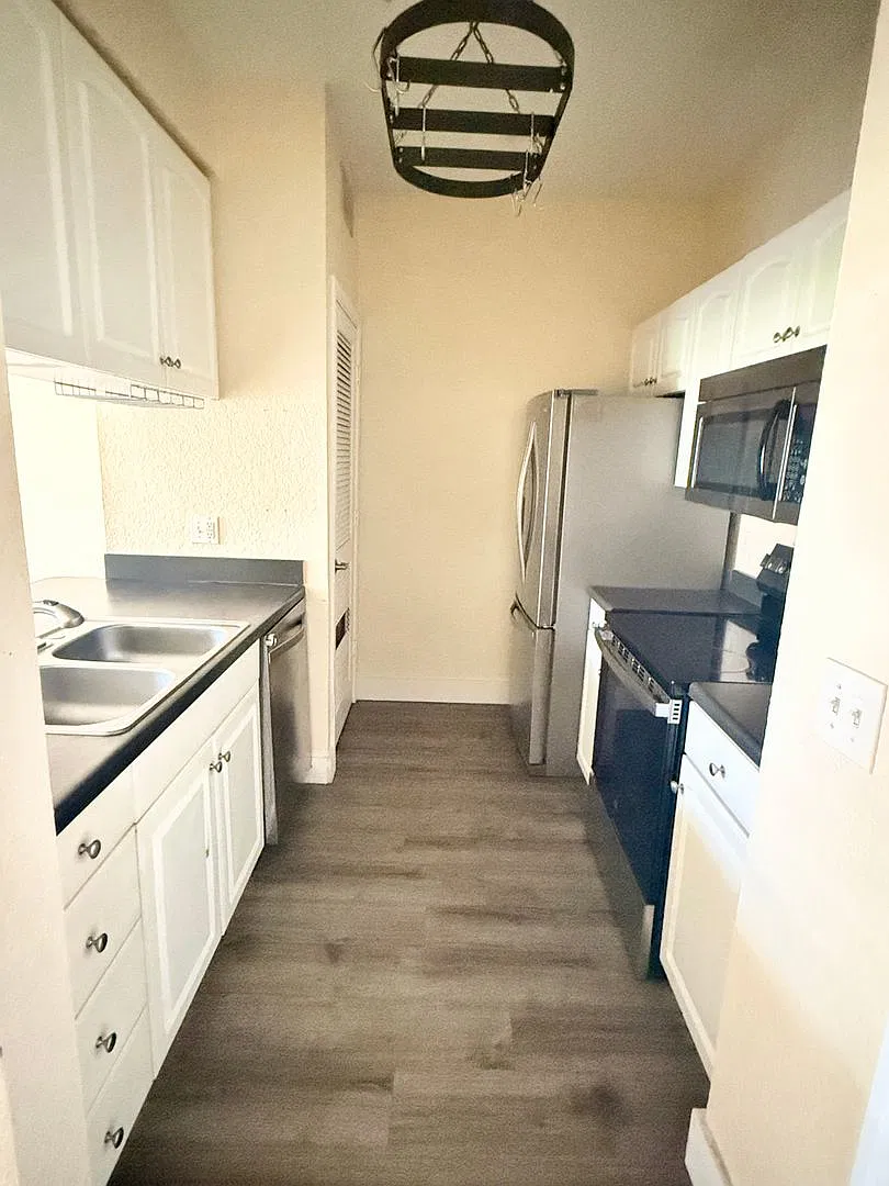 Park North - 1 Bed 1 Bath — Photo 2