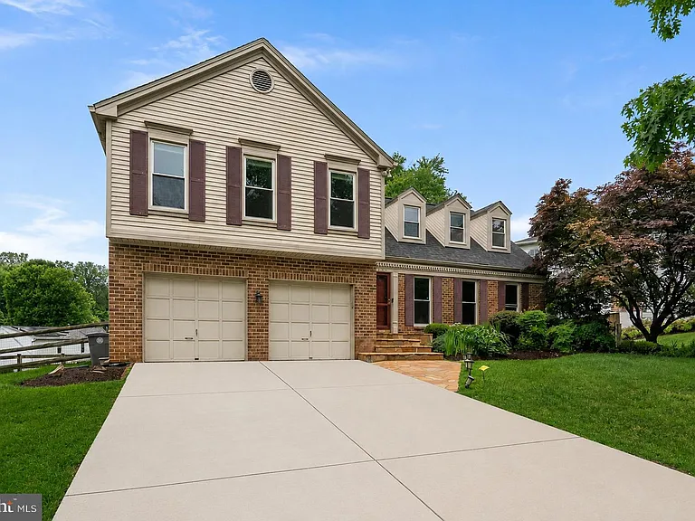 1119 Halesworth Dr — Photo 3