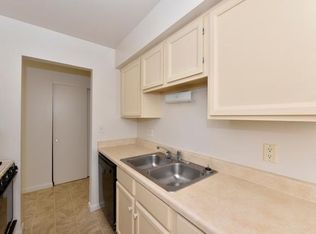 5009 58th St APT 8, Kenosha, WI 53144
