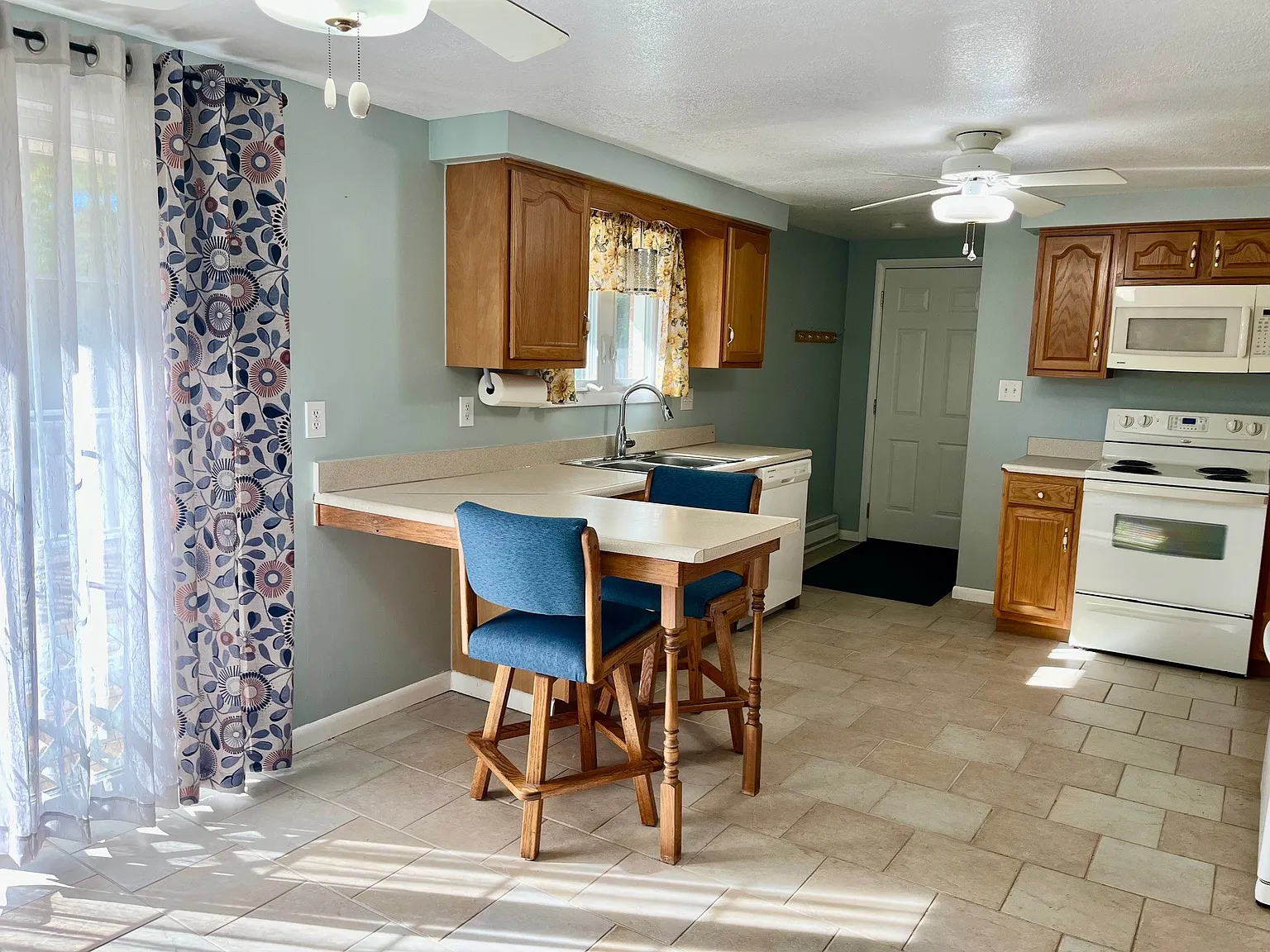 2 bed, 1.0 bath, 1092 sqft, $1,800 — Photo 4