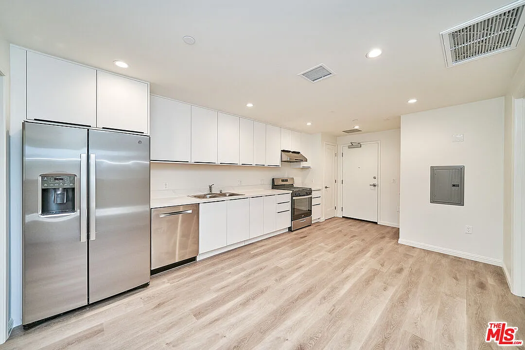 3 bed, 2.0 bath, 936 sqft, $2,700 — Photo 4
