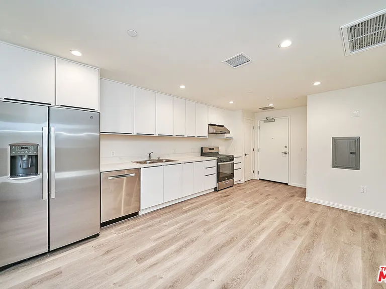 951 S Wilton Pl #204 — Photo 4