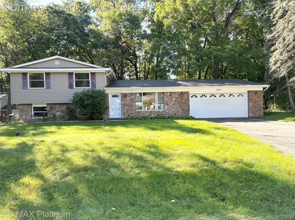 8808 N Christine Dr, Brighton, MI 48114