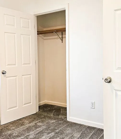 Beautifully updated 4 Bedroom/2 Bathroom downstairs apartment — Photo 8