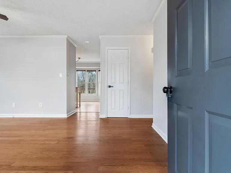 406 S Brookside Ct — Photo 2