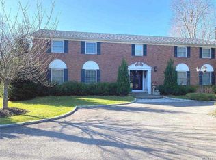 325 Split Rock Rd, Syosset, NY 11791