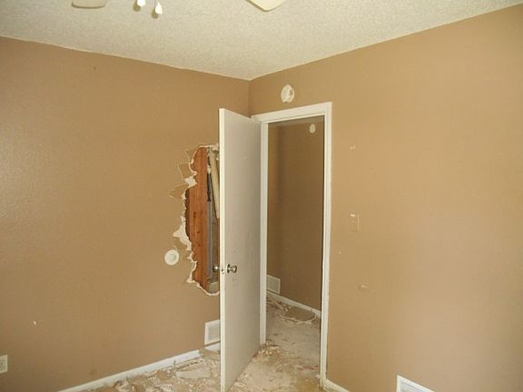 5th image of 2001 Askew Ave