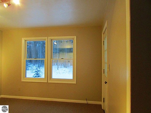 5th image of 3929 Evelyn St