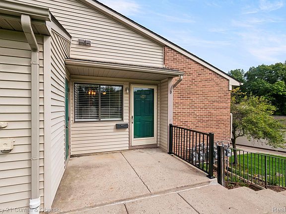 3rd image of 403 Spring Brooke Dr