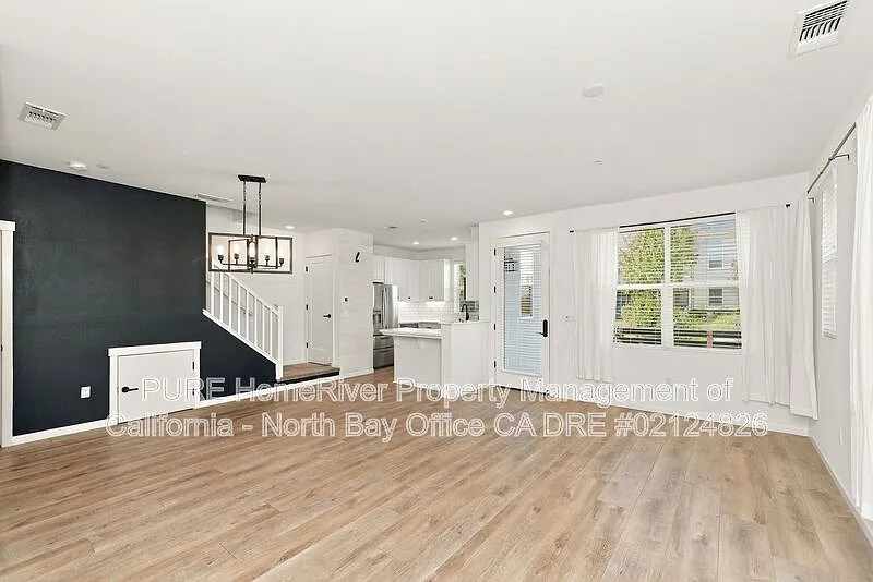 4 bed, 2.5 bath, 1608 sqft, $3,900 — Photo 3