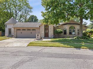 692 Duxbury Dr, Berea, OH 44017
