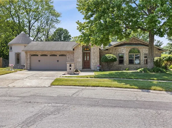 692 Duxbury Dr, Berea, OH 44017
